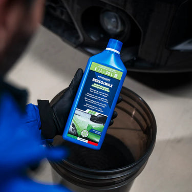 Bersolwax. Fra-Ber. Ceramic car shampoo 1000ml bottle- in front of a bucket