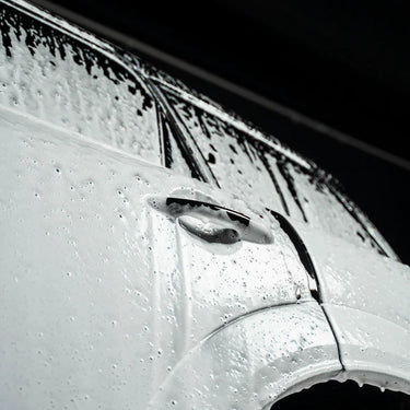 Bersolwax. Fra-Ber. Ceramic car shampoo 1000ml bottle-on a car door